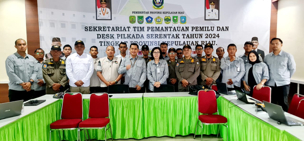 Tim Pemantauan Desk Pilkada Provinsi Kepri Bapak Aluddin Andi selaku Sekban lesbangpol Kepri didampingi Kabid Poldagri Bakesbangpol Kepri Ibu Anna Rosa Manalu, SE berfoto bersama Tim di Sekretariat Tim. Tanjungpinang 14 Feb 2024.