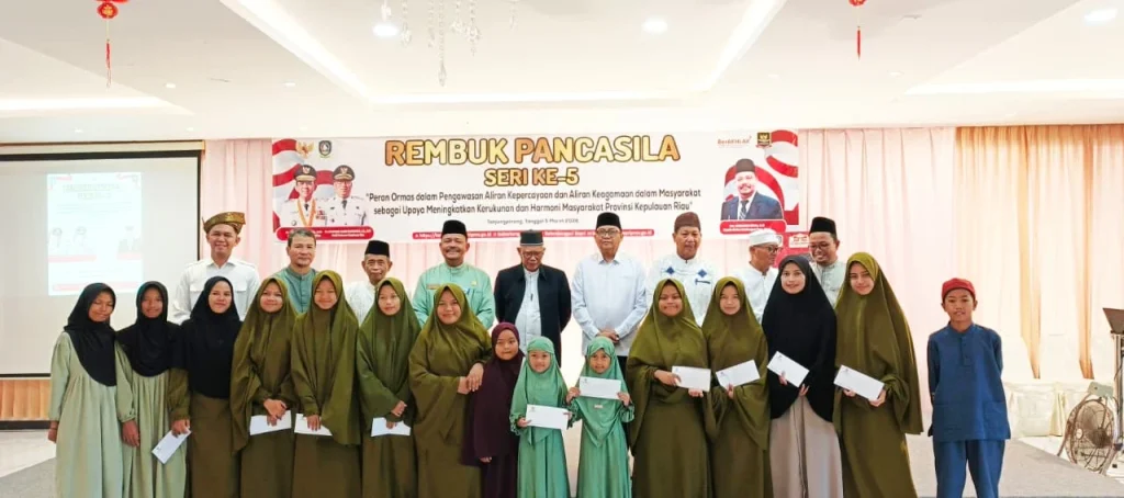 Badan Kesbangpol Kepri Gelar Buka Puasa Bersama Ormas dan Paguyuban serta Serahkan Santunan Anak Yatim